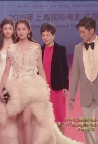 上海国际电影节关晓彤穿羽毛裙走红毯