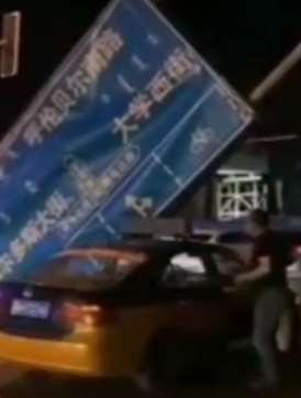 祸从天降！出租车等红灯被路牌砸中！