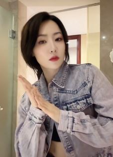 演员白冰牛仔穿搭居家跳donkey donk舞蹈 网友：状态好好