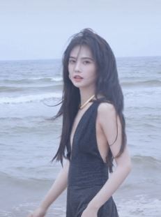 演员姜珮瑶穿深V裙分享海边随拍，海风吹乱长发的感觉又美又飒！