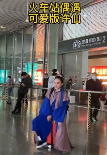 网友火车站偶遇可爱版许仙 坐行李箱上转圈圈
