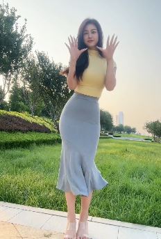 迷人小姐姐「小梨涡」穿修身美裙户外浅跳 网友:精致性感,妩媚动人