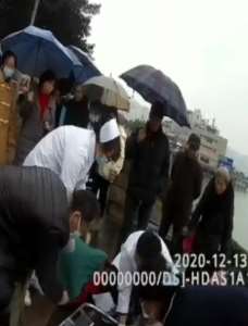 重庆一小伙为情所困欲寻短见跳江