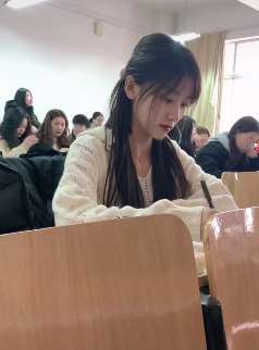 小姐姐上课认真学习的样子是不是很美