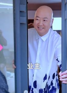 郭冬临搞笑：骗子上门让业主为社区建泳池捐款，那就贡献一杯吧！