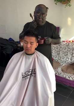 逗比龙哥爆笑染发:一瞬间理发师突变非洲猛男