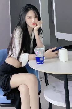 长腿美女「一颗小洋葱」分享日常气质穿搭,配文:今天一直没有等到喜欢的人出现!
