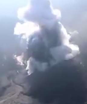 印尼火山突然爆发，参观游客慌乱逃命