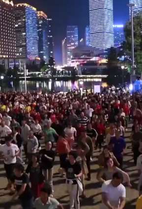 贵州花果园"千人广场舞"重出江湖 有人开车几十里过来参与