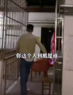 半夜女子床底突现陌生男