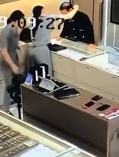 男子珠宝店试戴2万元金项链趁店员不备拔腿就跑