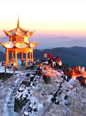 网红打卡地东狮山出现绝美雾凇