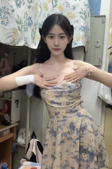 女大学生「我的知更鸟儿」穿漂亮连衣裙宿舍浅跳 网友：鸟姐yyds