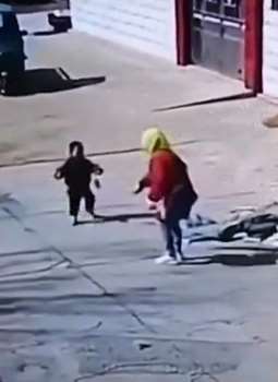 萌娃徒手抓老鼠，是个练武的好苗子！