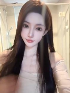 漂亮女主播「你的女鹅」抹胸穿搭分享居家随拍,一双大眼镜很迷人!