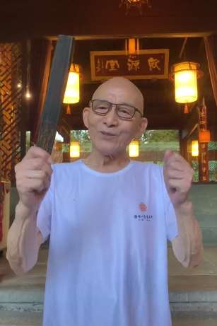 八一建军节济公爷爷唱军歌并向军人致敬