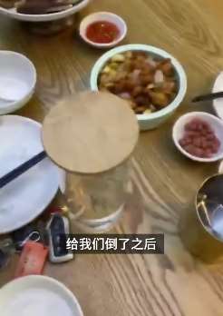 误把84消毒液当饮用水端上餐桌 顾客喝下后被灼伤