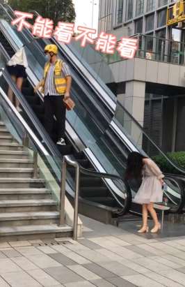 尴尬的外卖小哥 向上向下都看不得！