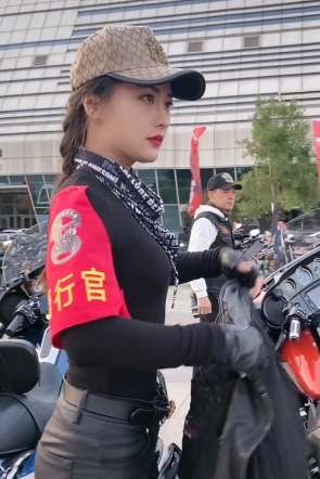 做骑行官的小姐姐真帅气 一身皮装突显好身材