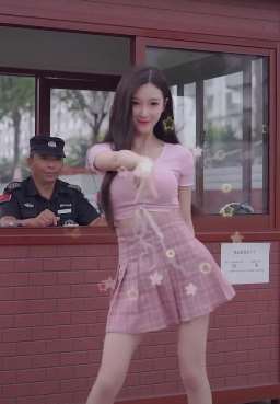 美女岗亭前热舞 保安大哥看的两眼发呆