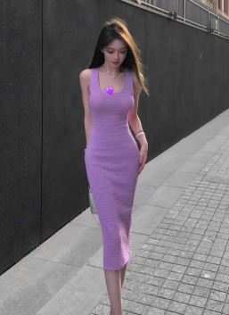 长腿小姐姐「Chill巧儿」穿性感开叉裙街头随拍,网友:身材和颜值并存