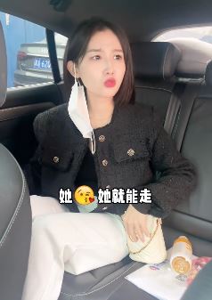 美女搞笑:今天打车省了20块,没想到用这个方法还能免费打车!