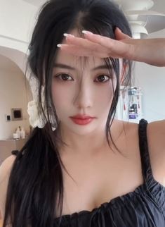 演员施予斐纯欲风格穿搭分享居家随拍 网友：好想把房子卖了给你刷嘉年华