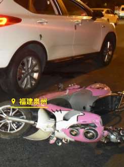 命大!女子骑电车闯红灯被撞压车底逃过一劫!
