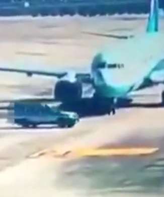 福州机场上演惊险一幕，滑行客机遭SUV逼停