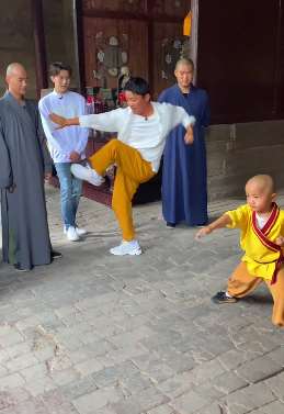 王宝强认真的教少林小武僧打拳，一看就是练家子！