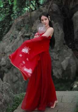 韩国女网红潘南奎赤脚穿古装红衣翩翩起舞