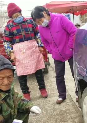 七旬老人骑三轮车不慎刮蹭私家车 坚持找车主理赔