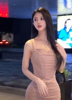 气质御姐「秦颜夕」穿修身美裙分享日常随拍 网友:魔鬼身材