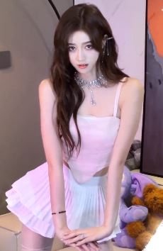 高颜值小姐姐「林霸天」穿性感小白裙居家浅跳 配文:随机迷倒几个男大学生