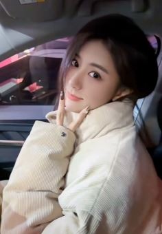 甜美小姐姐「月亮睡着了」分享车内随拍,长得很像一个女明星,你觉得是谁?