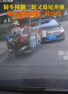 四川崇州一小车蛇形走位撞翻三轮又追尾奔驰