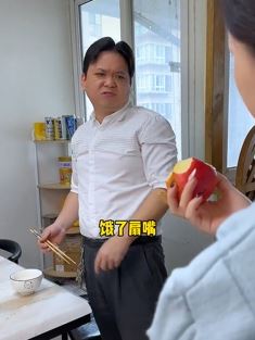 陈老斯夫妻搞笑:减肥最快的方法就是“渴了喝水,饿了扇嘴”!