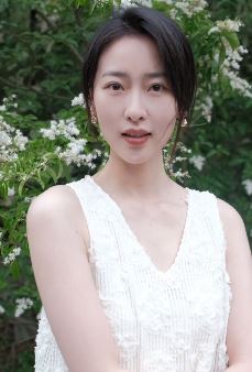 演员何雨虹分享户外日常随拍，配文：让花成花 让树成树！