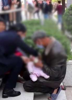 西安2老人抱娃出门被当人贩子