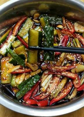 夏天来了，分享一道好吃的凉菜《酸辣黄瓜》的做法