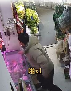 杭州一菜市场商贩上演徒手杀鼠