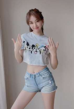 小姐姐穿短裤露小蛮腰热舞 没有个好身材那敢出来秀！