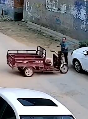 监拍：三轮车突然启动"自动驾驶"刮蹭2私家车