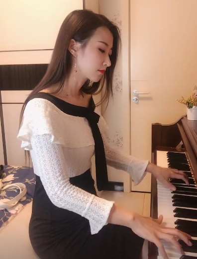 钢琴美女主播弹奏经典老歌《追梦人》