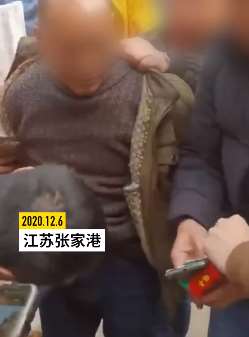 男子杀人后逃亡26年落网，被抓时笑着说：该来的总要来的