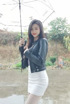 性感美女「蕾拉」雨天打伞热舞真给力 网友:直播吧,我要做榜一大哥!