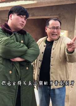农村笑话人:小伙相亲失败遭大妈们嘲笑,斗起嘴来真热闹