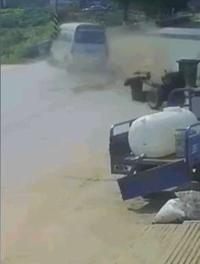 面包车撞上手扶拖拉机，结局我笑了！