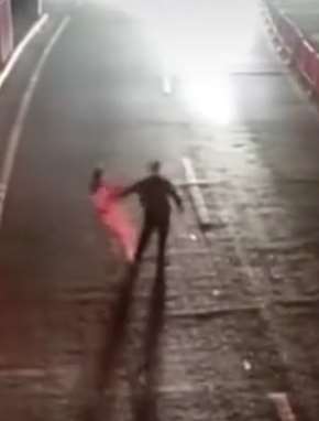 冲动是魔鬼:凌晨小两口吵架,男子不听劝阻站马路中间被撞飞!