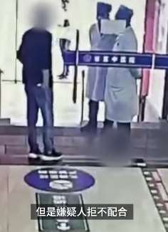 男子未戴口罩进医院被劝阻，拒不配合过踹伤医生